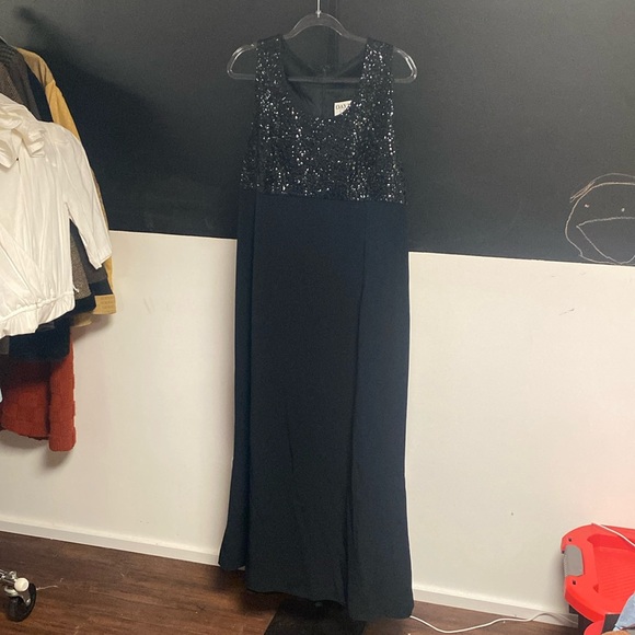 Daymor Couture black sequins gown size 16 - Picture 3 of 6